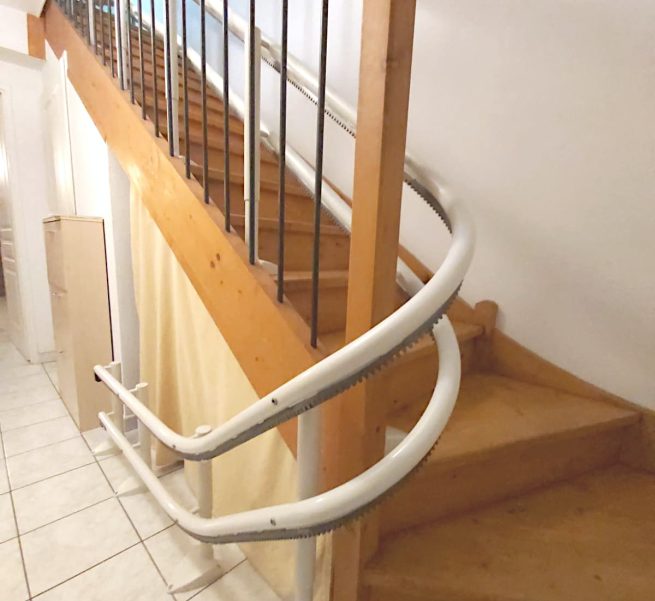 location monte escalier droit bagnols sur ceze