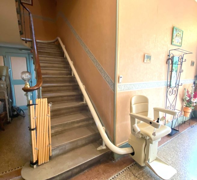 chaise escalier orange