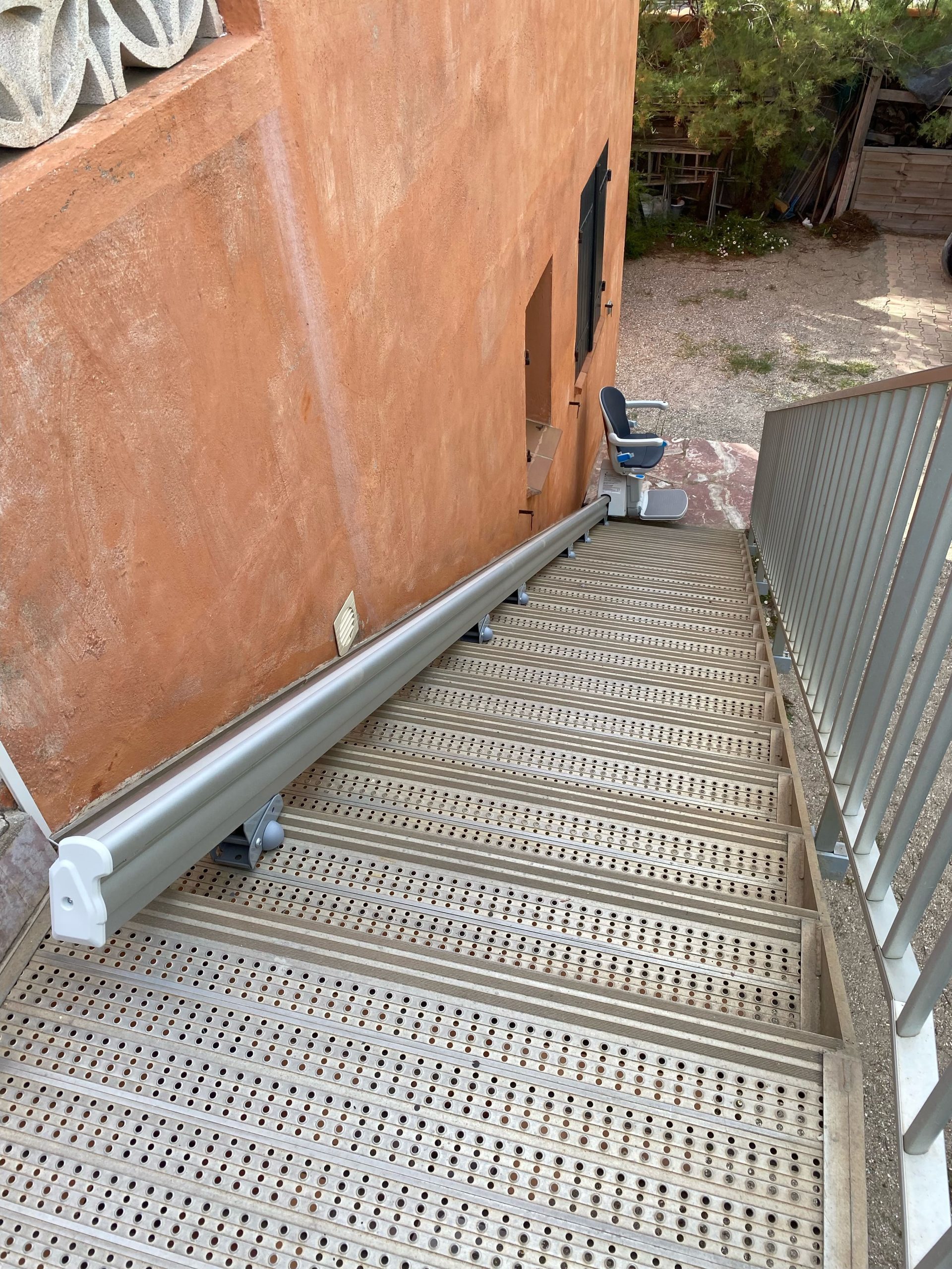 plateforme elevatrice pmr bagnols sur ceze