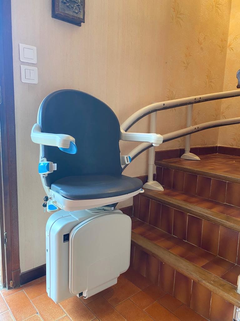 location monte escalier tournant beaucaire